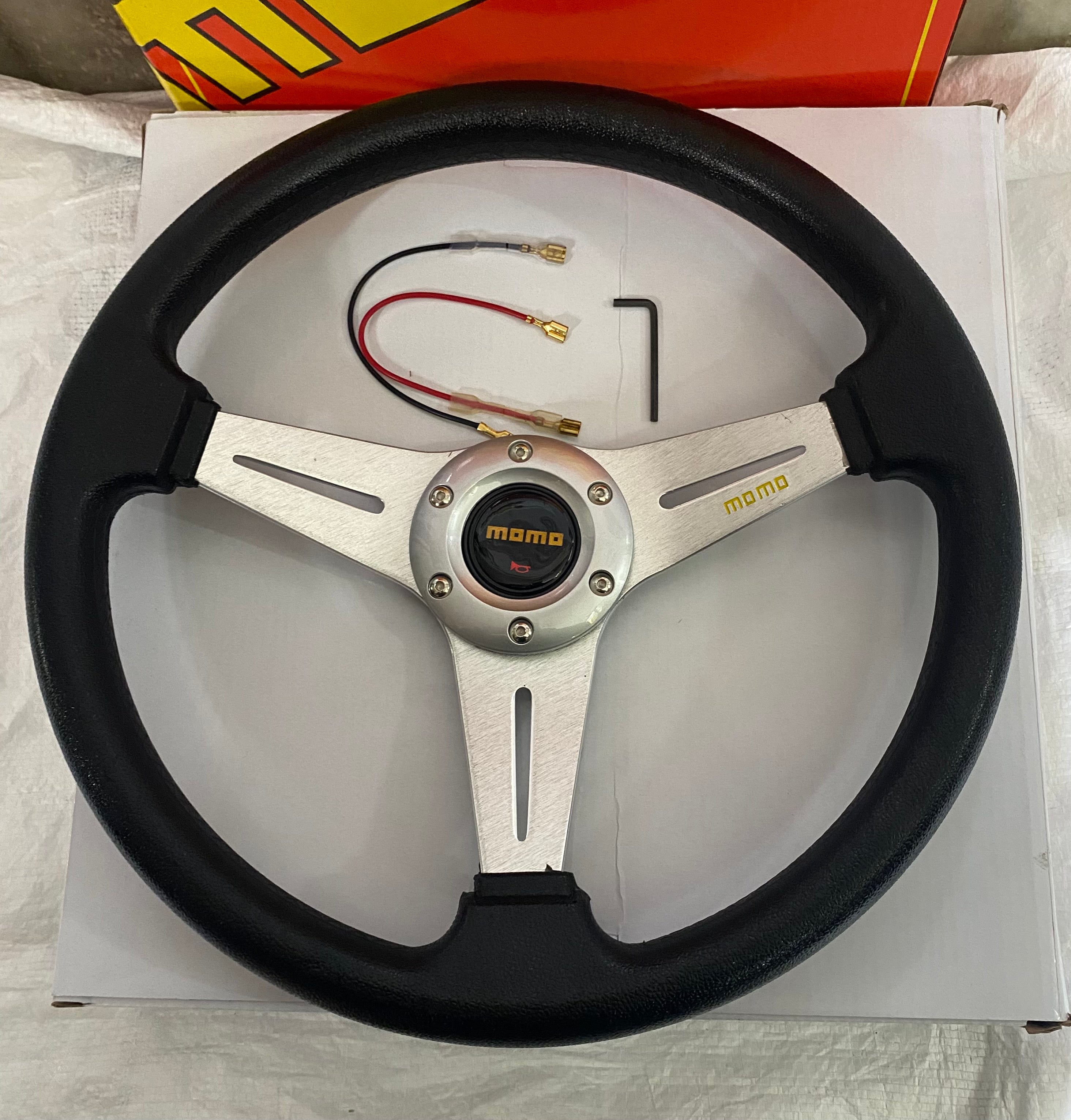 MOMO 3R STEERING 12INCH 3R-Style Universal Steering Wheel for Sports Car Look Rally Race Off Road with BOSS KIT HUB Free