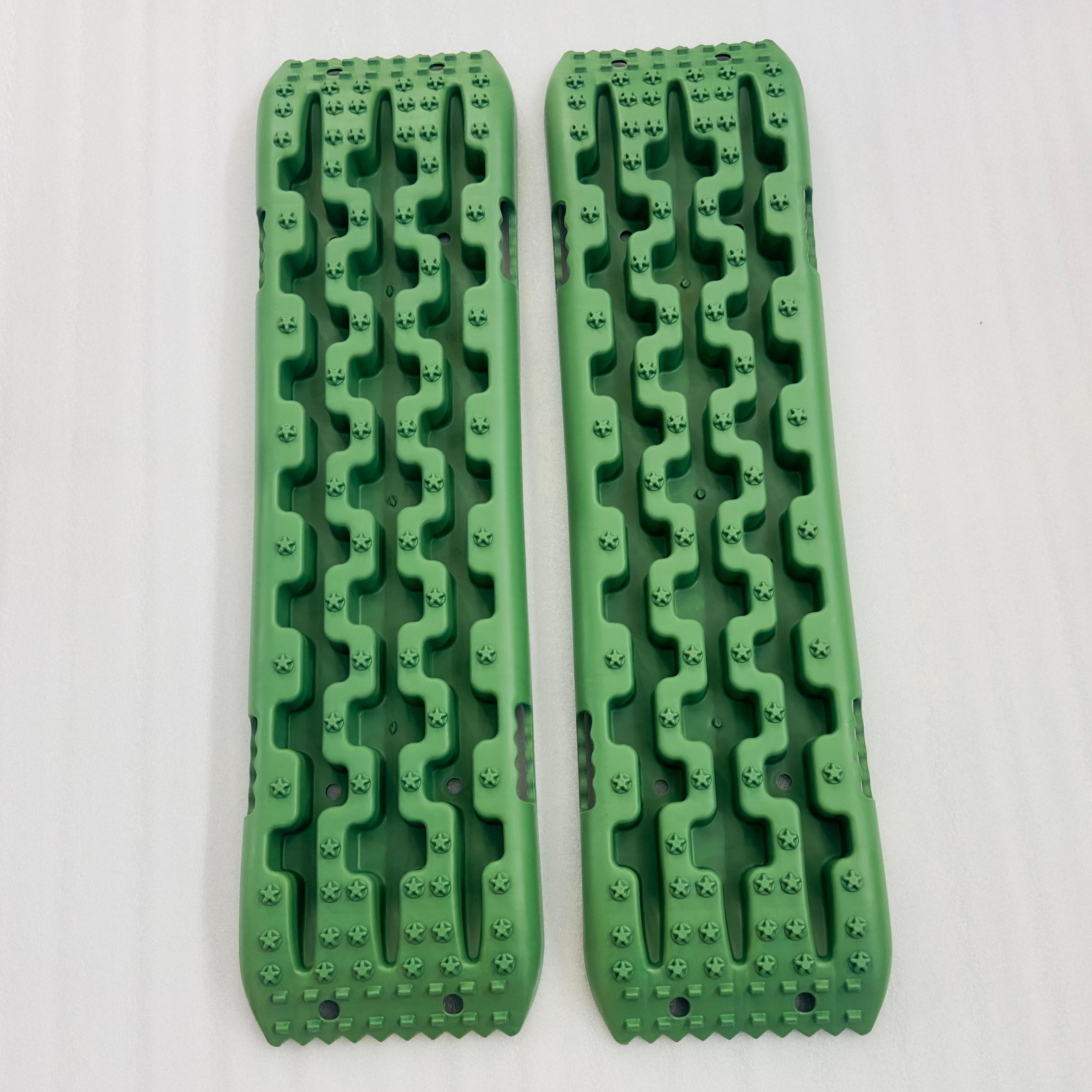 GREEN Traction Boards Recovery .Tracks Tire Ladder 4WD Recovery Mat for 4X4 Offroad Sand Snow Mud Track 2PCS