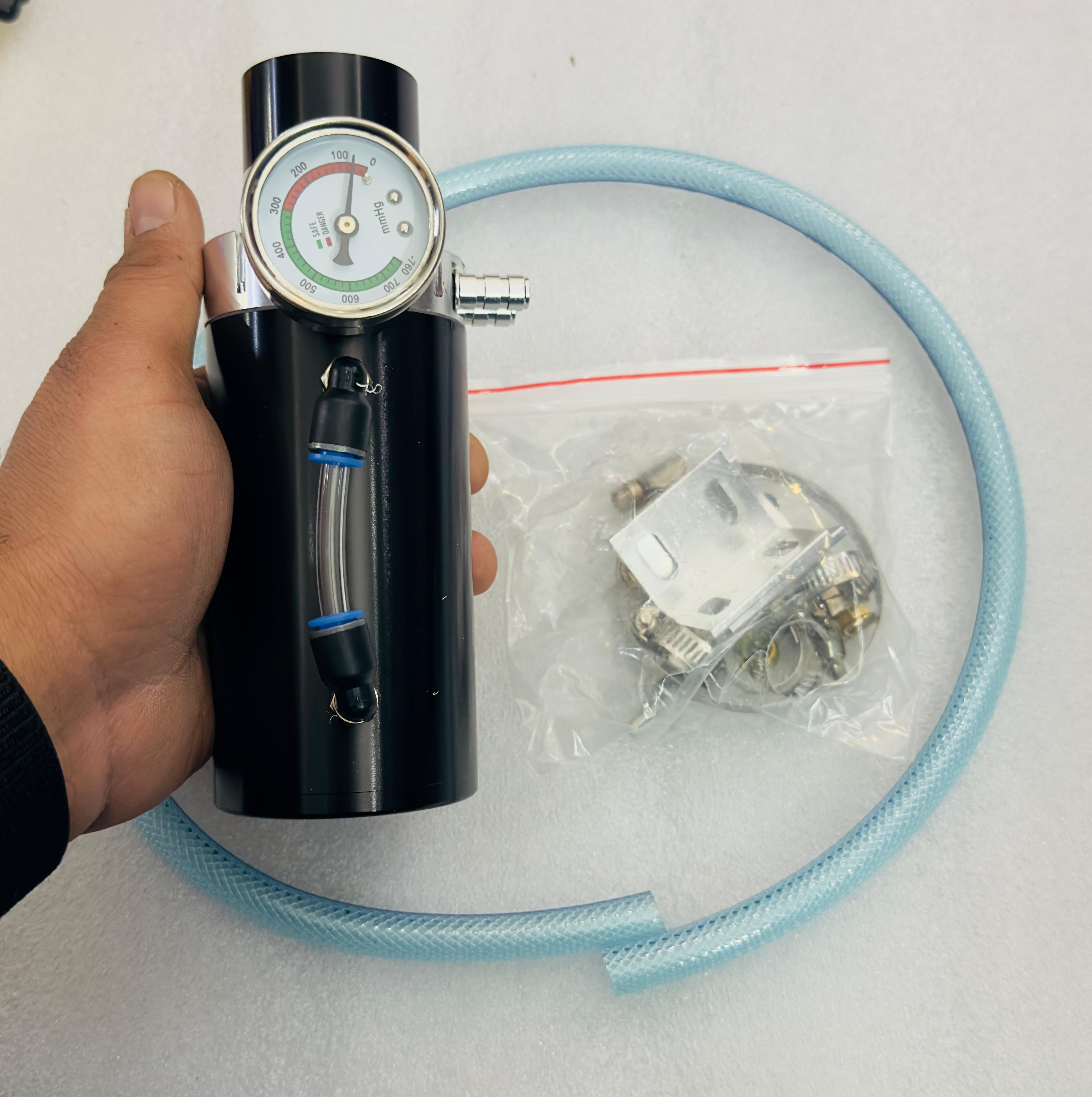 BLACK Engine Oil Catch Aluminum Reservoir Breather Tank Can Vacuum Pressure Gauge Engine Oil Catch Can Kit Universal Aluminum Air Oil Breather Cylinder Tank for Turbo Applications-1 Piece