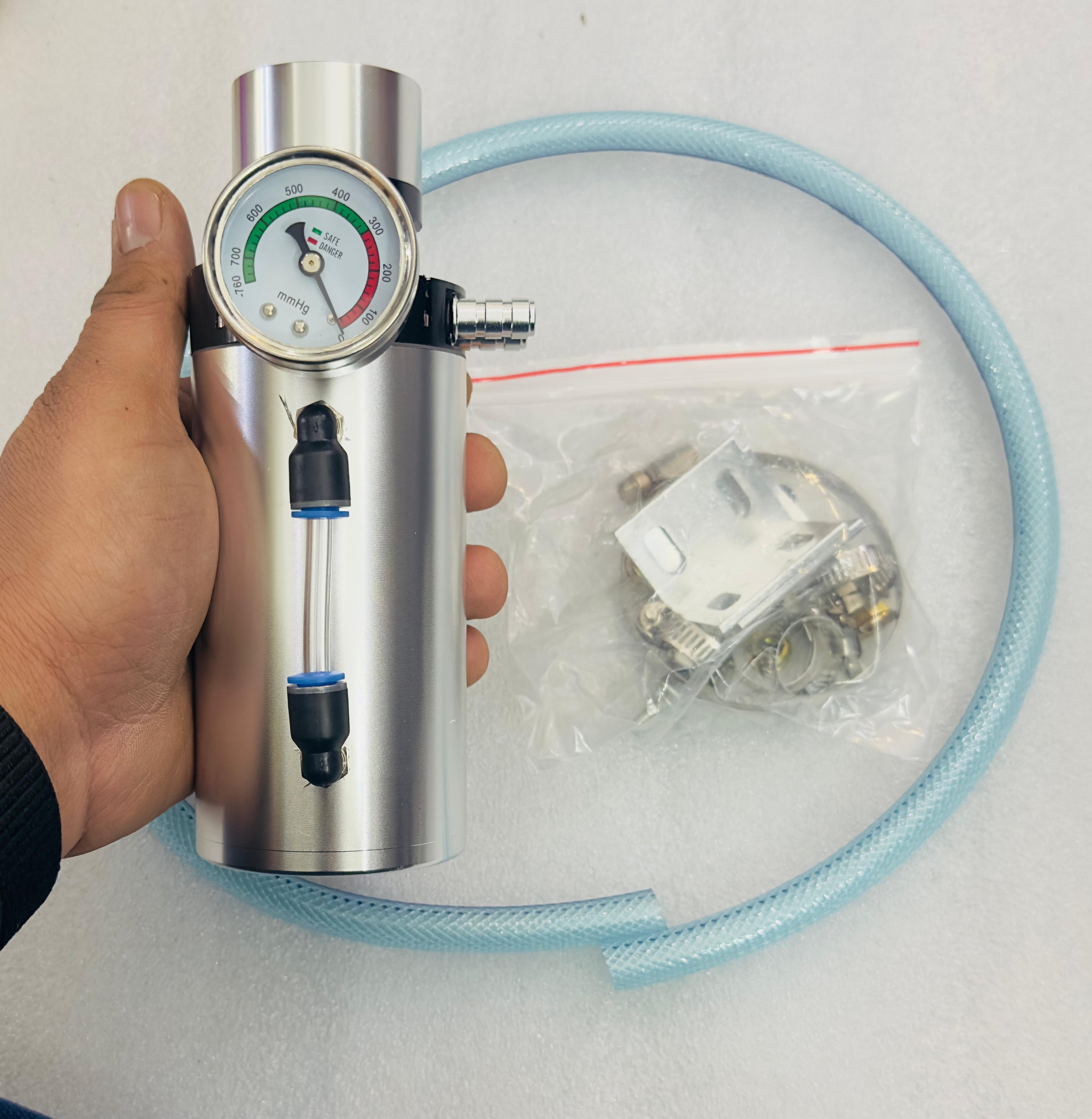 SILVER Engine Oil Catch Aluminum Reservoir Breather Tank Can Vacuum Pressure Gauge Engine Oil Catch Can Kit Universal Aluminum Air Oil Breather Cylinder Tank for Turbo Applications-1 Piece Oil Tank