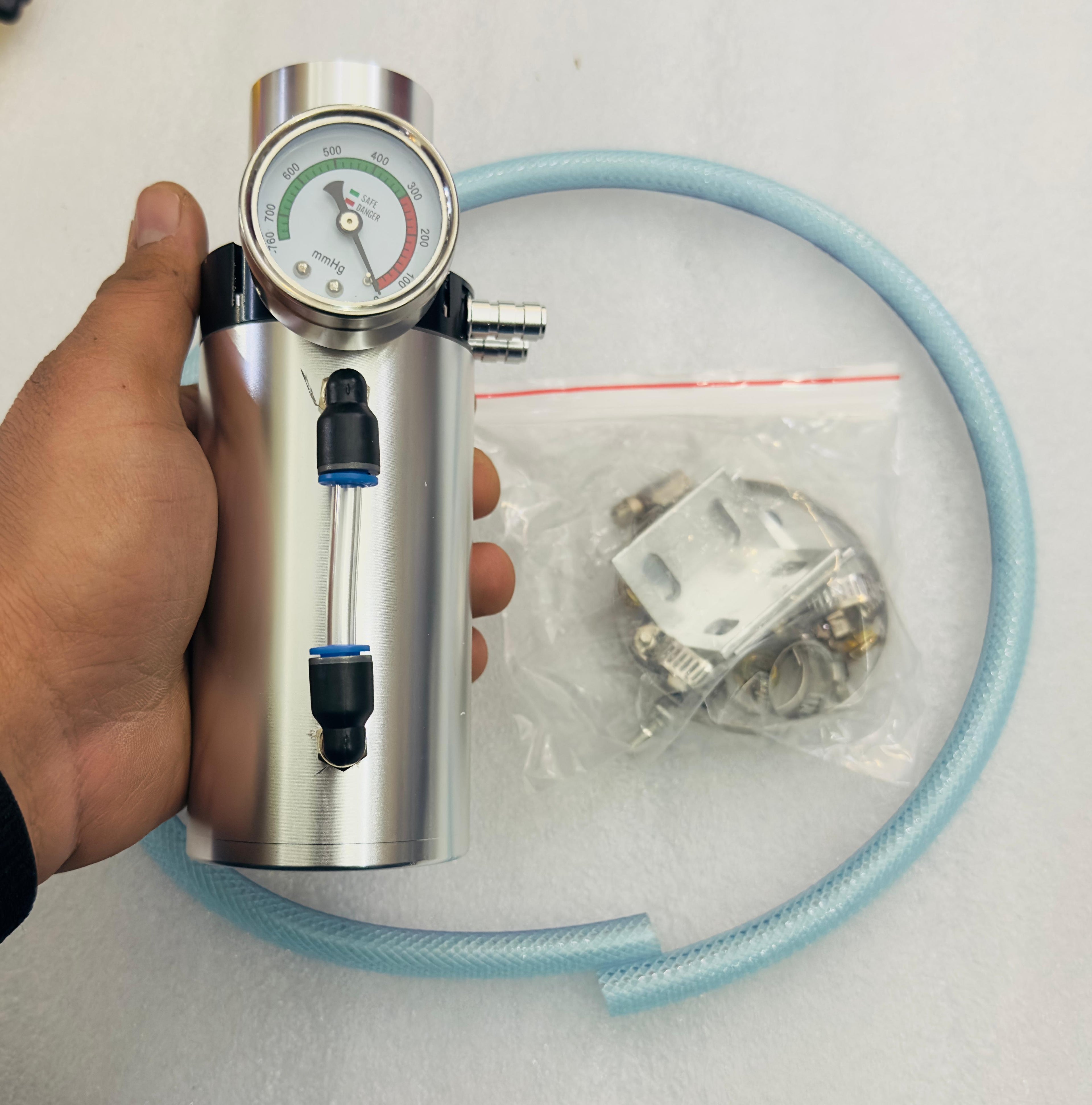 SILVER Engine Oil Catch Aluminum Reservoir Breather Tank Can Vacuum Pressure Gauge Engine Oil Catch Can Kit Universal Aluminum Air Oil Breather Cylinder Tank for Turbo Applications-1 Piece Oil Tank