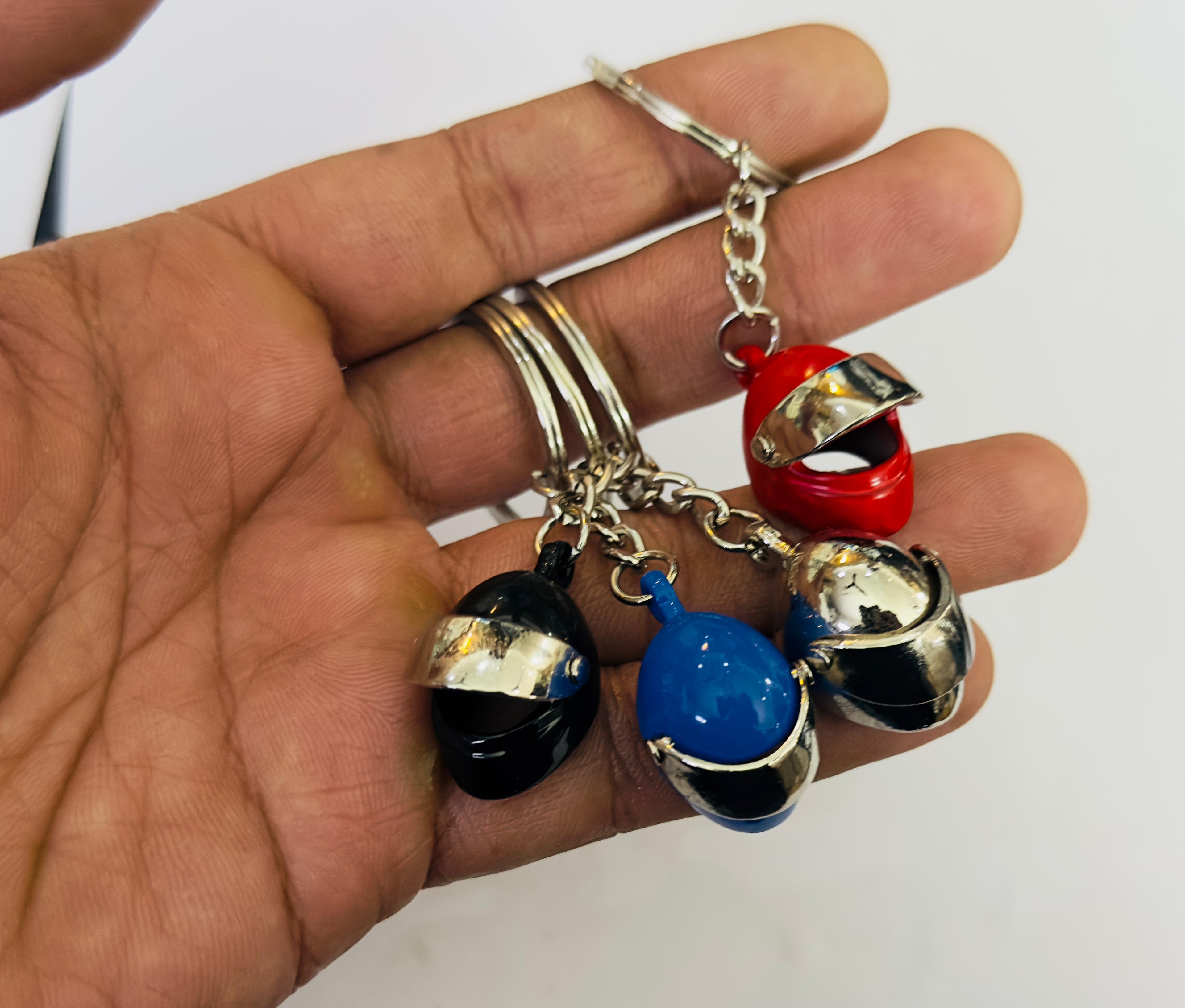 Helmet Design Metal Keychain Car Styling Keychain Helmet Key Ring Durable Metal Key chain Pendant Ring.