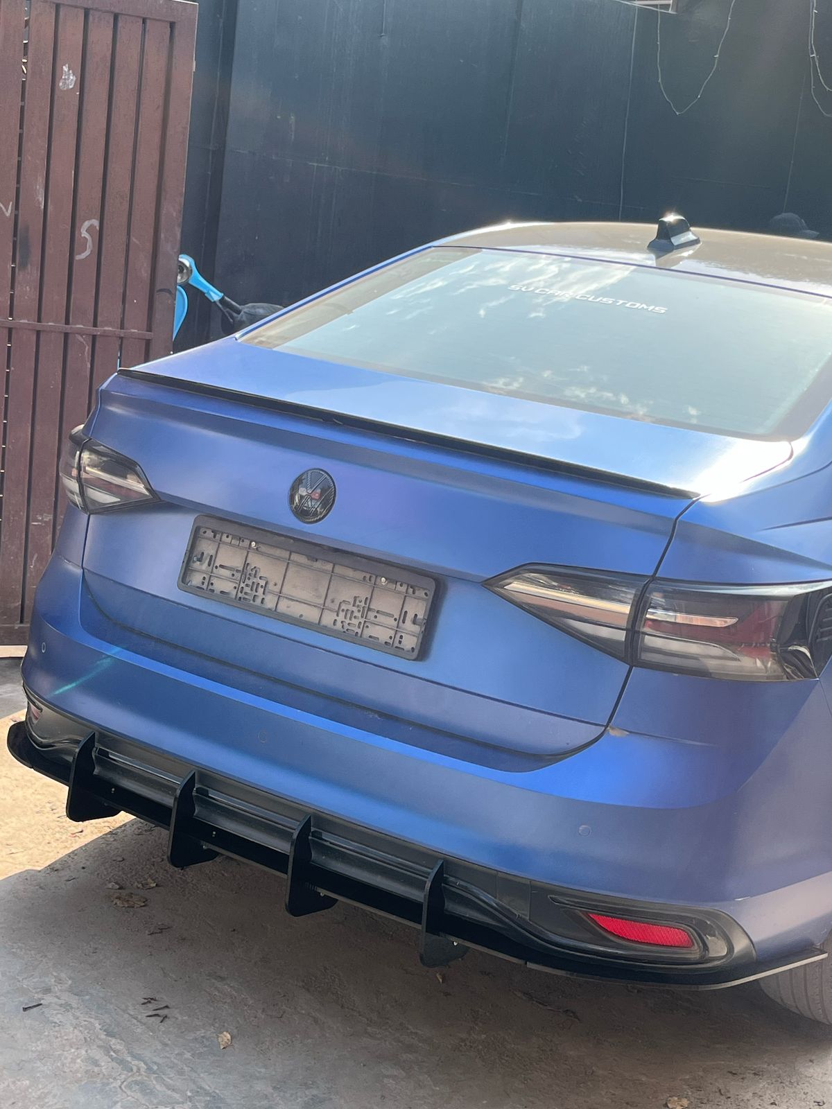 Rear 4 Fin Virtus Diffuser Bumper Lip car 4 Wing ABS Acrylic Spoiler Glossy Black Car Attractive Spoiler for Car Exteriors Auto Accessories for Decoration