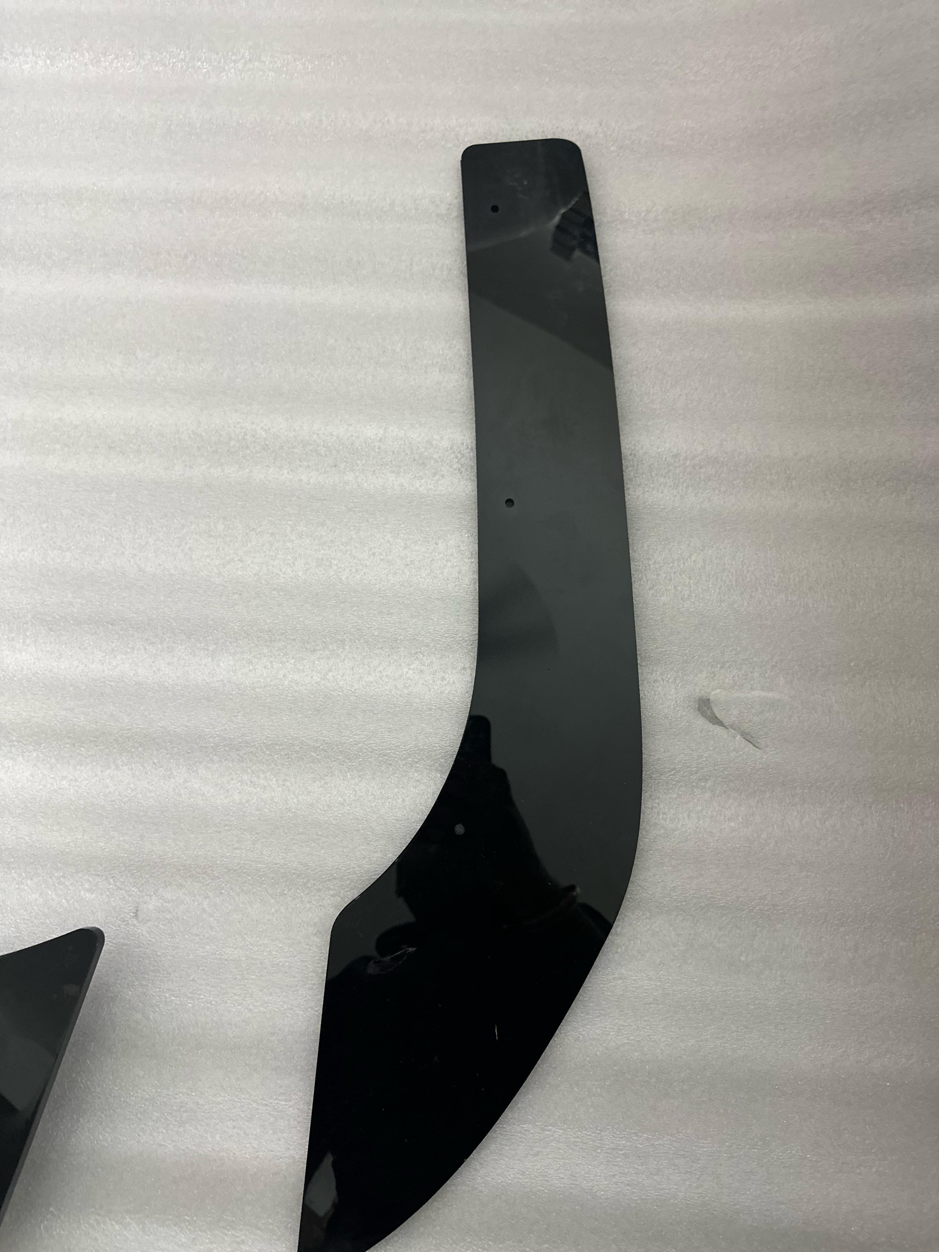 Rear 4 Fin Virtus Diffuser Bumper Lip car 4 Wing ABS Acrylic Spoiler Glossy Black Car Attractive Spoiler for Car Exteriors Auto Accessories for Decoration