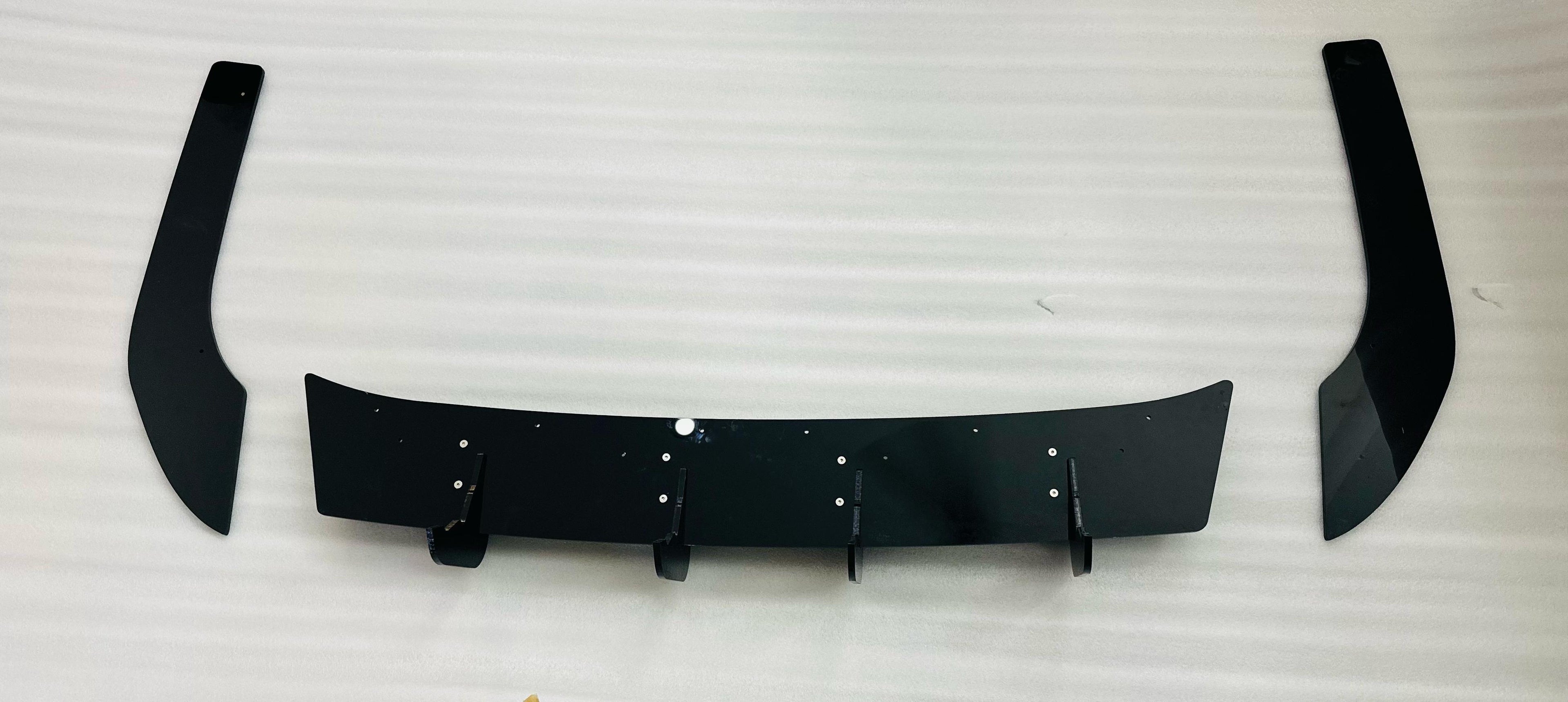 Rear 4 Fin Virtus Diffuser Bumper Lip car 4 Wing ABS Acrylic Spoiler Glossy Black Car Attractive Spoiler for Car Exteriors Auto Accessories for Decoration