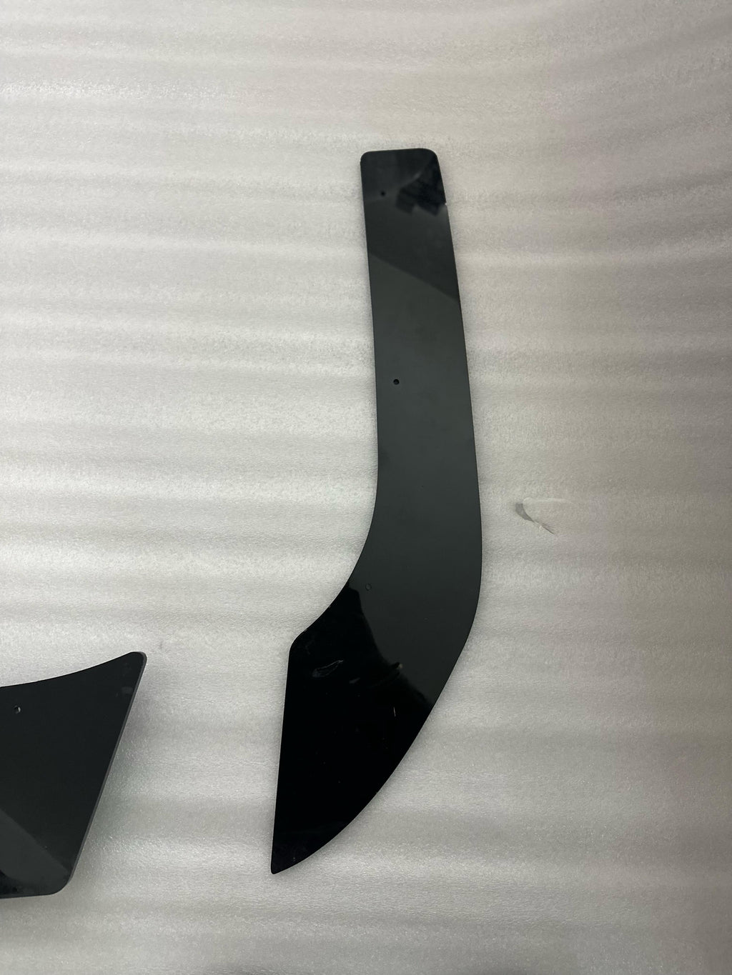 Rear 4 Fin Virtus Diffuser Bumper Lip car 4 Wing ABS Acrylic Spoiler Glossy Black Car Attractive Spoiler for Car Exteriors Auto Accessories for Decoration