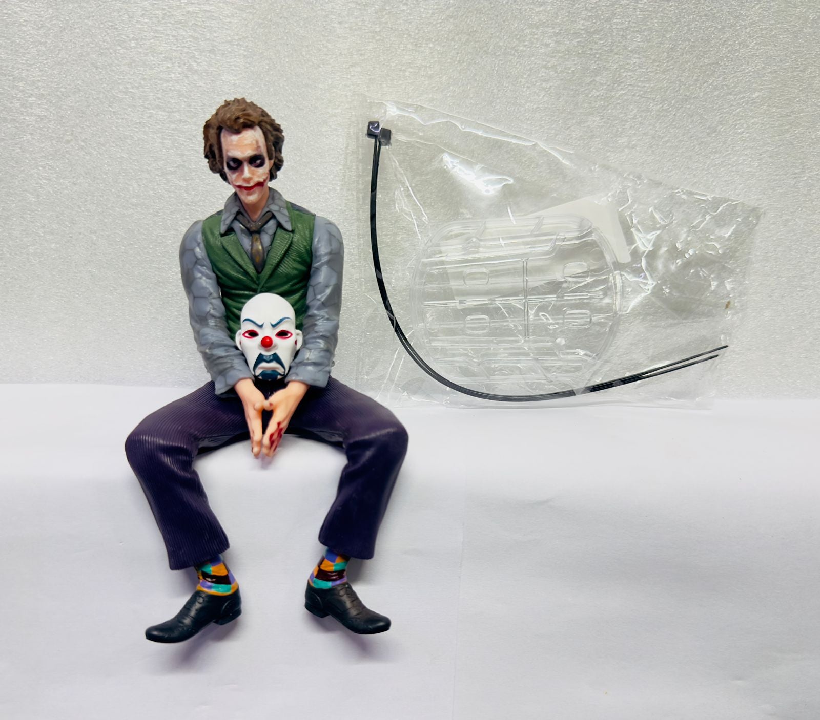 Joker Character 15cm Action Figure Sitting Position Car Dashboard Toy Desk Display Comic Villain with Mask Model Statue for Car Interior Exterior Decor Showpiece