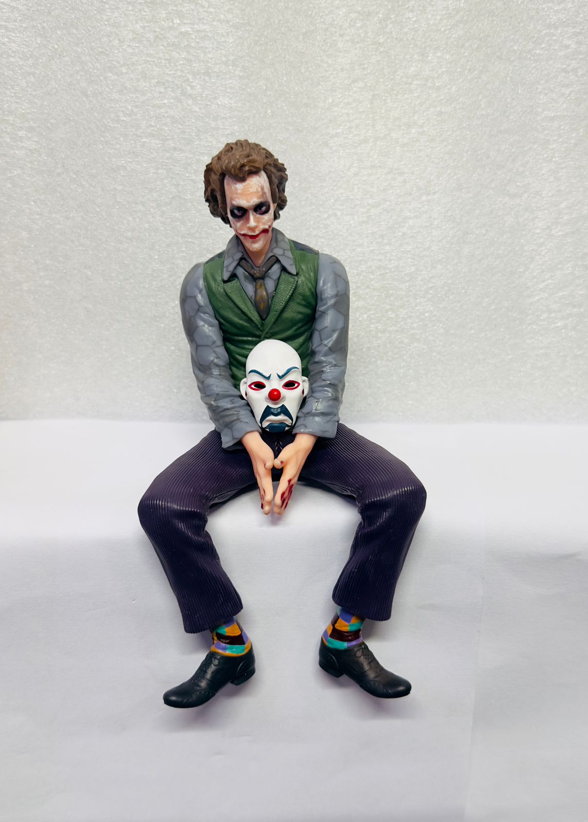 Joker Character 15cm Action Figure Sitting Position Car Dashboard Toy Desk Display Comic Villain with Mask Model Statue for Car Interior Exterior Decor Showpiece